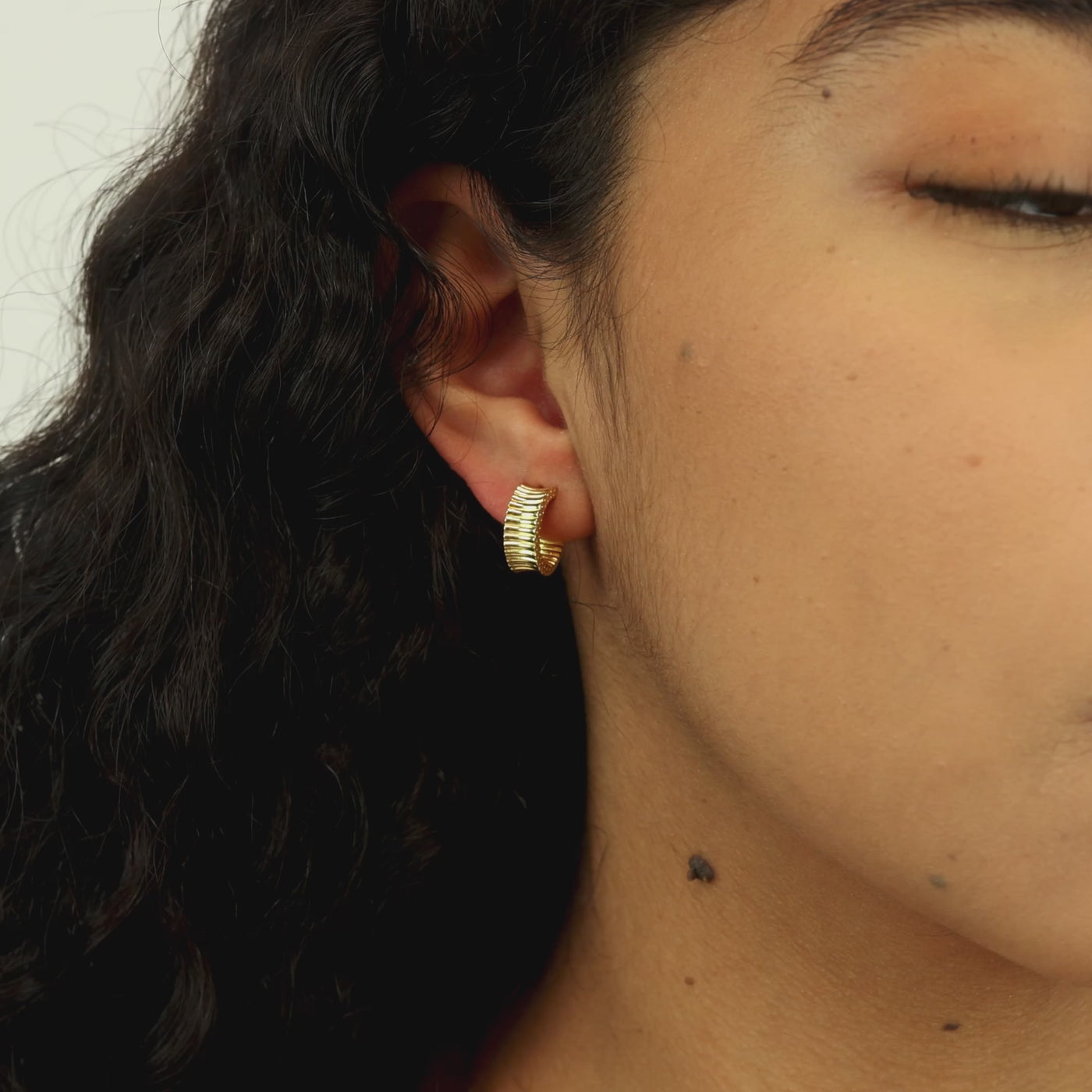 INTTN Chalotte Bold Huggie Hoops Women's Earing Thick 18k gold layered on 925 sterling silver 